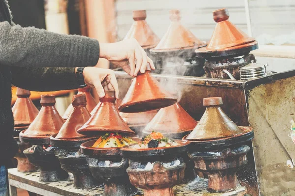 传统摩洛哥陶瓷 tajine 菜的肉烹调, 3月 — 图库照片