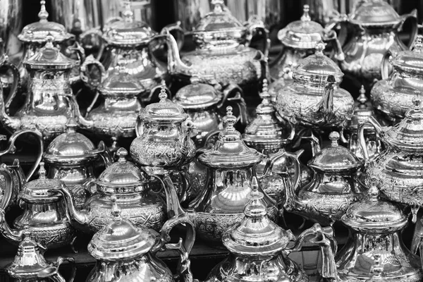 Marokański czajniki na sprzedaż, Marrakech Medina, Maroko — Zdjęcie stockowe