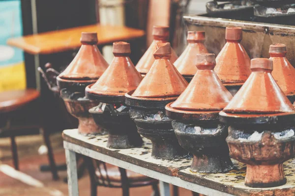 Vaření masa v tradiční marocký tajine keramické misky, Mar — Stock fotografie