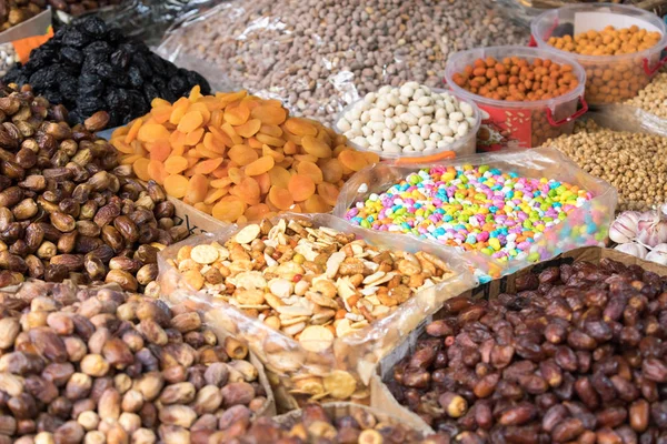 Nozes e frutas secas para venda no souk de Fes, Marrocos — Fotografia de Stock