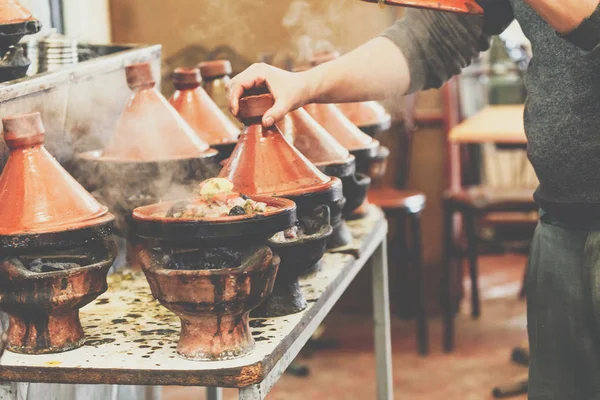 Cucina di carne nel tradizionale piatto di tajine in ceramica marocchina, Mar — Foto Stock