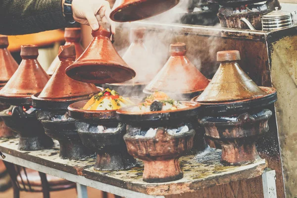 Tillagning av kött i traditionella marockanska keramiska tajine maträtt, Mar — Stockfoto