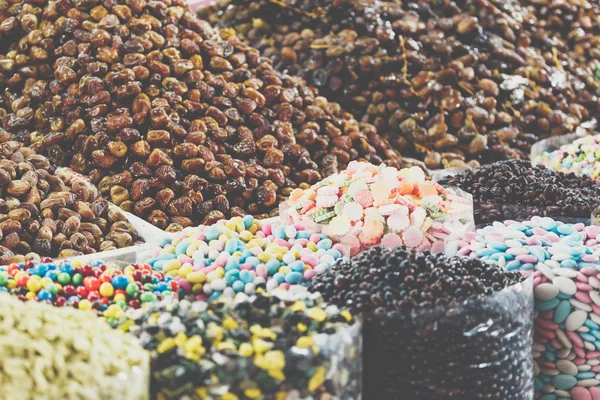 Nötter och torkad frukt till salu i souk Fes, Marocko — Stockfoto