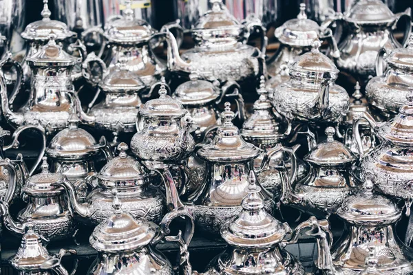 Marokański czajniki na sprzedaż, Marrakech Medina, Maroko — Zdjęcie stockowe