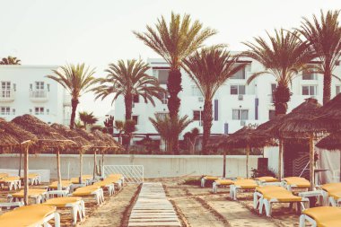 Plaj şezlong ve şemsiyeler denizde. Agadir CI ana plaj