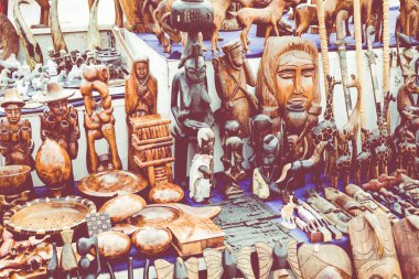 Afrika maskeleri, Fas. Hediye dükkanında Agadir.