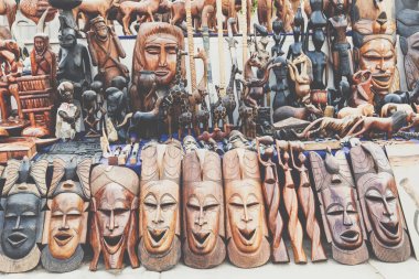 Afrika maskeleri, Fas. Hediye dükkanında Agadir.