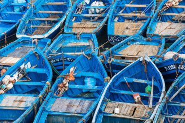 Marocco mavi teknelerle balıkçılık. Lots-in mavi balıkçı tekneleri