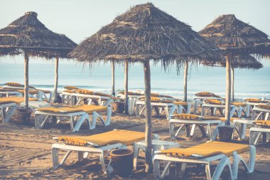 Plaj şezlong ve şemsiyeler denizde. Agadir CI ana plaj