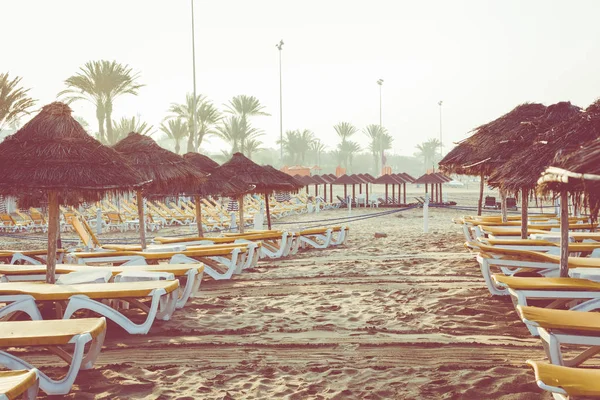 Hamacas y sombrillas en el mar. Playa principal en Agadir ci —  Fotos de Stock