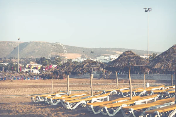 海边的躺椅和雨伞。阿加迪尔的主要海滩 — 图库照片