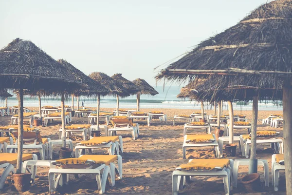 Hamacas y sombrillas en el mar. Playa principal en Agadir ci —  Fotos de Stock