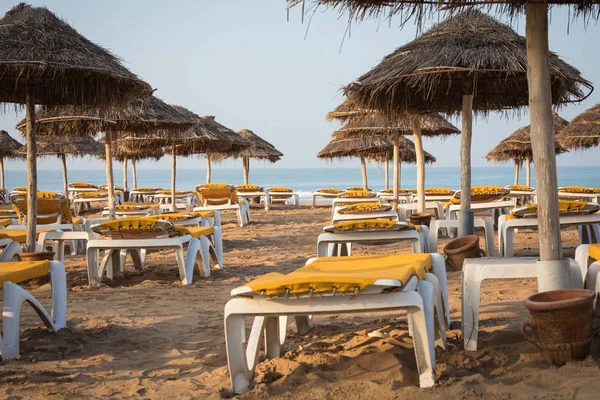 Liegestühle und Sonnenschirme am Meer. Hauptstrand in agadir ci — Stockfoto