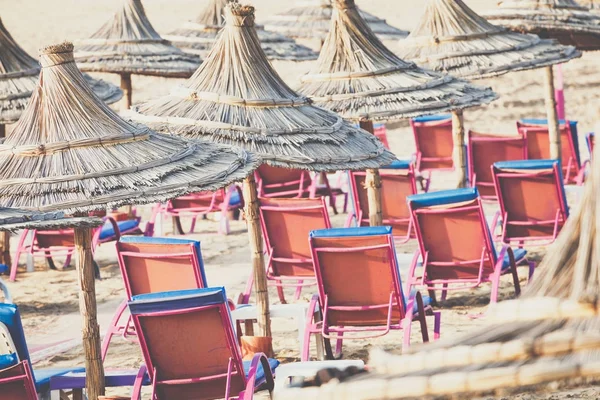 Beach loungers and umbrellas on the sea. Main beach in Agadir ci — Stock Photo, Image