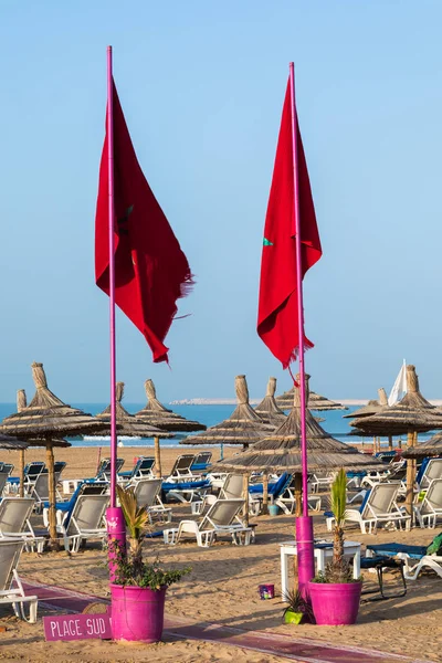 Liegestühle und Sonnenschirme am Meer. Hauptstrand in agadir ci — Stockfoto