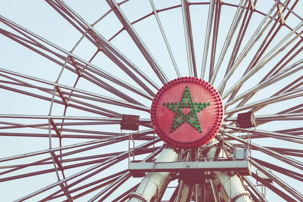 Ferris wheel on the waterfront of the city of Agadir, Morocco. — Stock Photo, Image