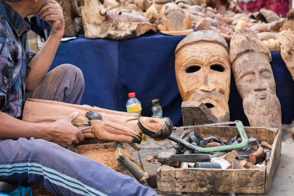 Agadir, Marocko - 15 December 2017: afrikanska masker, Marocko. GIF — Stockfoto