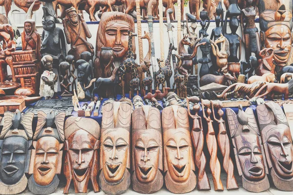 Máscaras africanas, Marruecos. Tienda de regalos en Agadir . — Foto de Stock