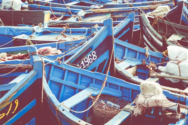 Pêche bateaux bleus au Maroc. Beaucoup de bateaux de pêche bleus dans le — Photo