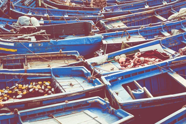 Barcos azuis de pesca em Marocco. Lotes de barcos de pesca azuis no — Fotografia de Stock