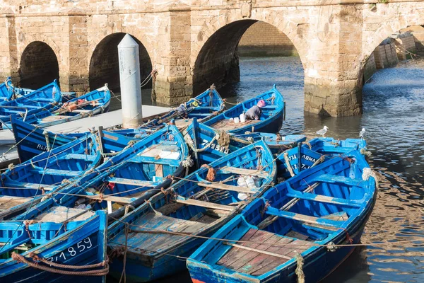 Barcos azuis de pesca em Marocco. Lotes de barcos de pesca azuis no — Fotografia de Stock