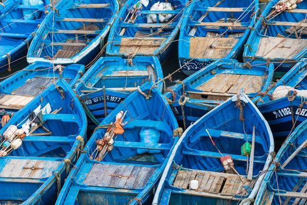 Pesca de barcos azules en Marocco. Un montón de barcos de pesca azul en el — Foto de Stock