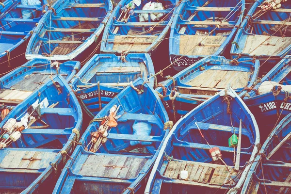 Pesca de barcos azules en Marocco. Un montón de barcos de pesca azul en el —  Fotos de Stock