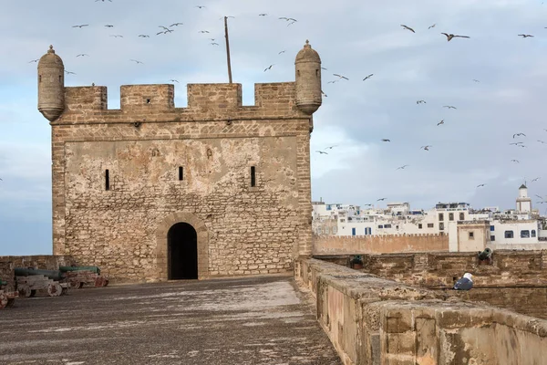 Sqala du Port, egy védekező torony, a halászati kikötő Essaouir: — Stock Fotó