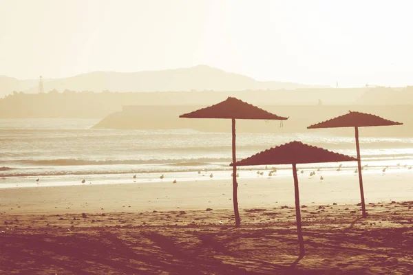 Pôr do sol ao fundo na praia em Essaouira, Marrocos . — Fotografia de Stock
