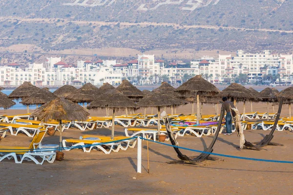 Liegestühle und Sonnenschirme am Meer. Hauptstrand in agadir ci — Stockfoto