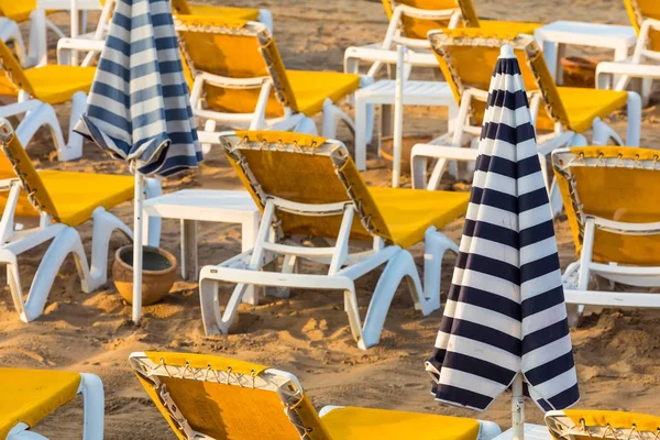 Strand ligstoelen en parasols aan de zee. Belangrijkste strand in Agadir ci — Stockfoto