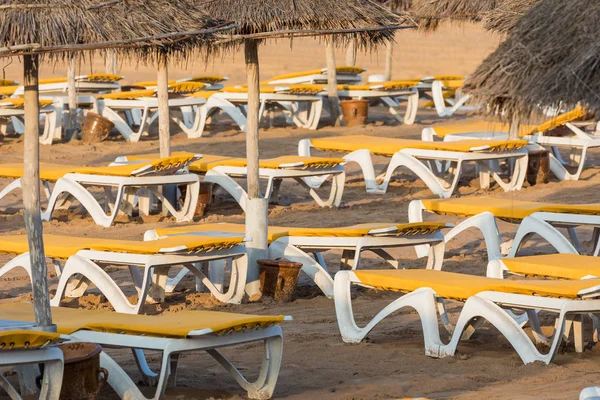 Plaj şezlong ve şemsiyeler denizde. Agadir CI ana plaj — Stok fotoğraf