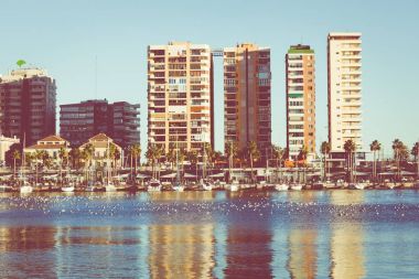 Malaga Marina yerinde panoramik manzaraya. Malaga seco olduğunu