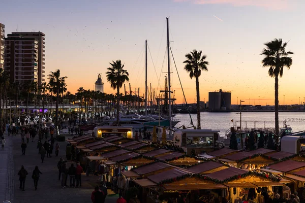 マラガ市のマリーナ港の美しい夕焼け空。アンダルシ — ストック写真