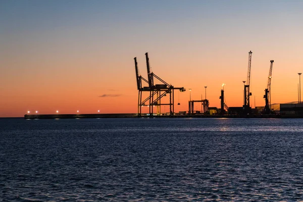 Malaga City Port güzel günbatımı gökyüzü. Andalusia, Spai