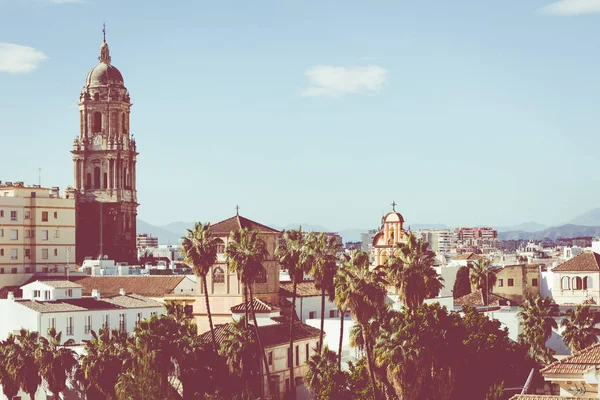 Málaga, España Paisaje urbano en la Catedral, Ayuntamiento y Alcazaba — Foto de Stock