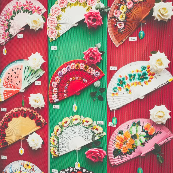 Detalle de un abanico típico español en tienda de souvenirs en Córdoba, y —  Fotos de Stock