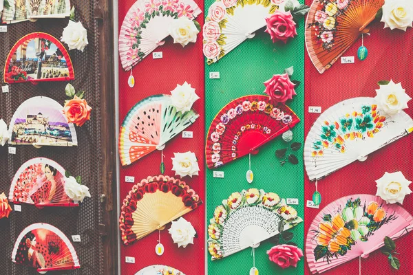 Detalle de un abanico típico español en tienda de souvenirs en Córdoba, y —  Fotos de Stock