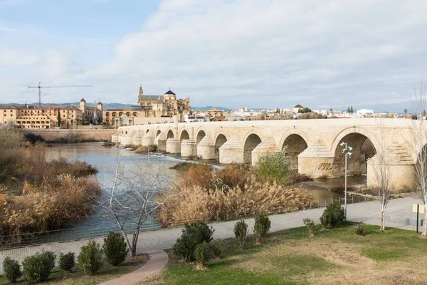 Lávka Puente Romano Gate Bridge a katedrála Córdoba. — Stock fotografie