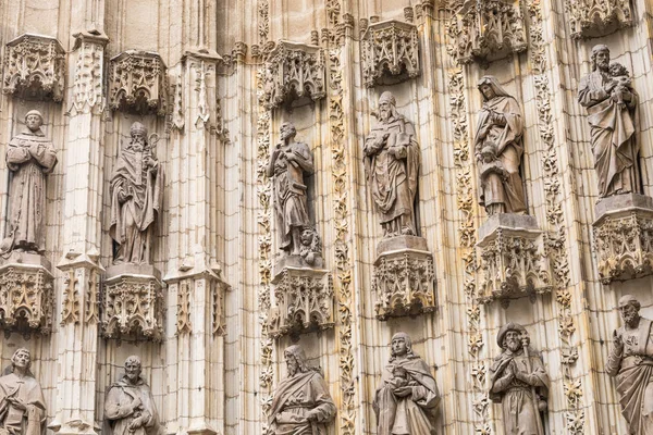 Vchodové dveře sevillské katedrály. Sevilla, Španělsko — Stock fotografie