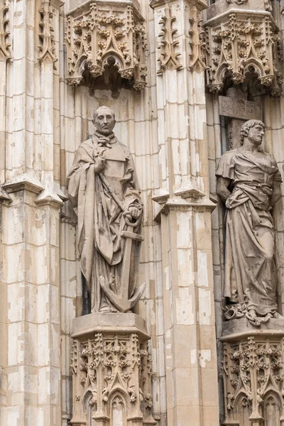 Vchodové dveře sevillské katedrály. Sevilla, Španělsko — Stock fotografie