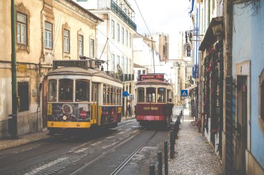 Lisbon, Portekiz - 16 Ocak, 2018:Lisbon sarı tramvay yolu üzerinde. Ünlü vintage turistik cazibe yaz gününde seyahat. Renkli mimari şehir binaların sokak sahne.