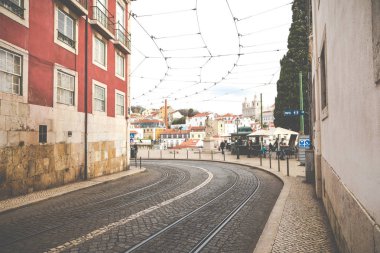 Lisbon, Portekiz - 16 Ocak, 2018:Lisbon renkli mimari şehir binaların sokak sahne.