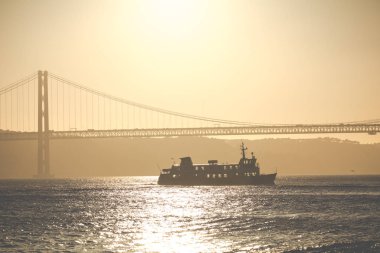 Lizbon, Portekiz Nisan 25 gün batımında köprü