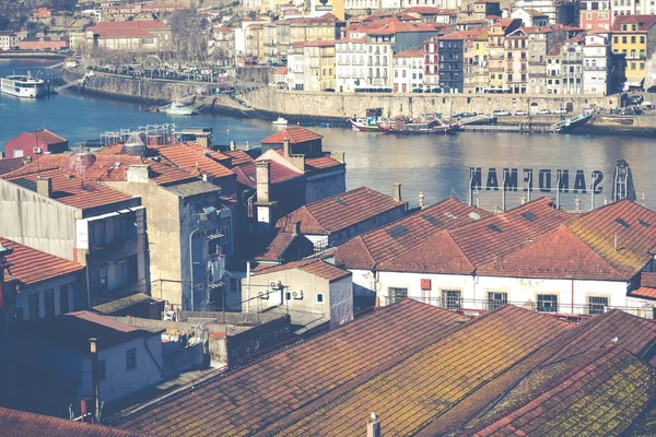 波尔图 葡萄牙 2018年1月18日 杜罗河河和 Ribeira 从屋顶在维拉港新星 葡萄牙 — 图库照片