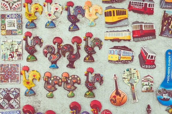 多彩瓷砖磁铁纪念品工艺品里斯本葡萄牙 — 图库照片