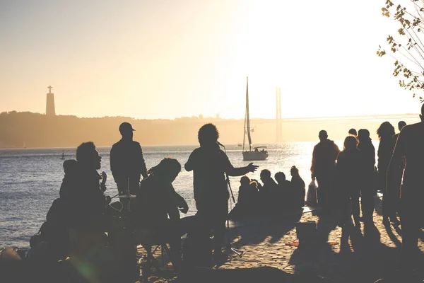 Silhouetten Van Mensen Tijdens Een Concert Zonsondergang Tijd Lissabon Portugal — Stockfoto