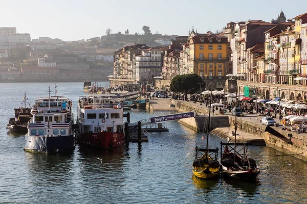 波尔图 葡萄牙 2018年1月18日 风景在河畔与美丽的老建筑在葡萄牙的波尔图 — 图库照片