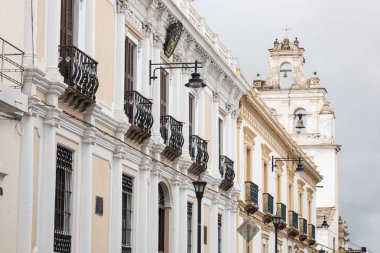 Sucre Bolivya'nın anayasal başkentidir. Geleneksel colo