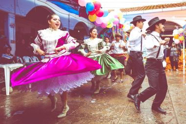 Sucre, Bolivya - 8 Şubat 2018: Dansçılar, Sucre karnaval 
